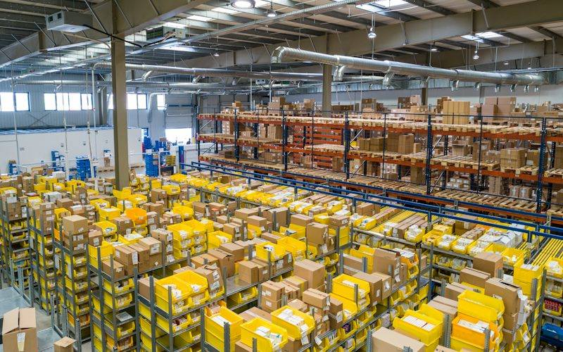 Warehouse picking bins and pallet racks for warehouse management